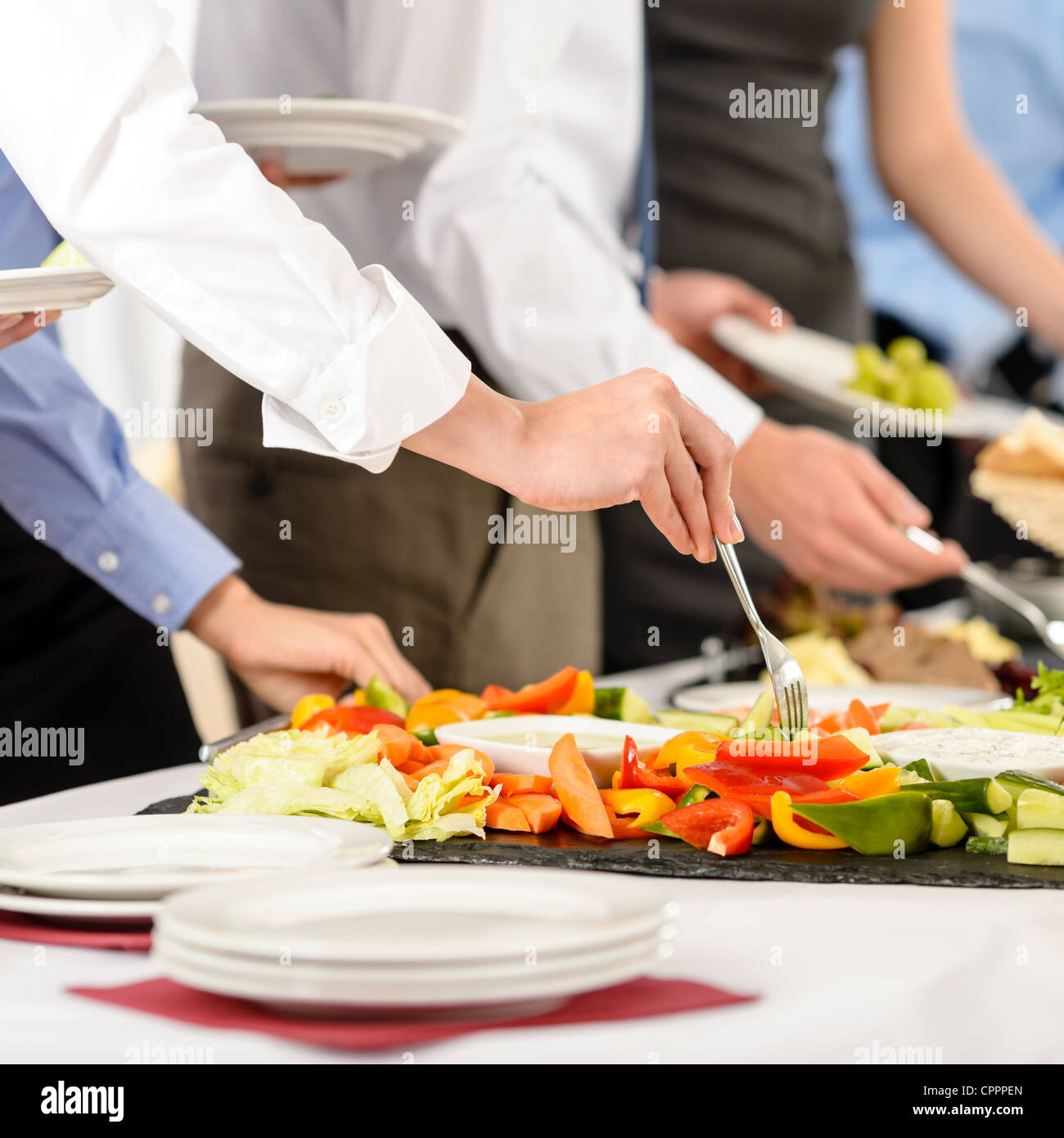 Restauration d'entreprise personnes prendre le buffet au cours d