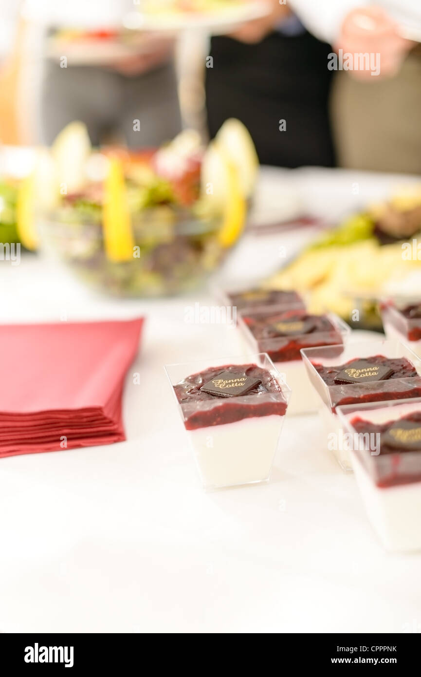 Mini desserts Gros plan sur nappe blanche buffet traiteur Banque D'Images