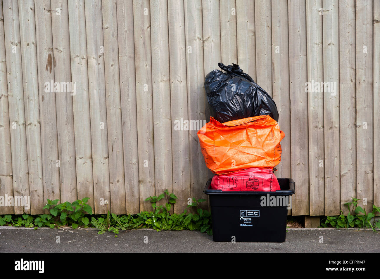 Le recyclage des déchets ménagers et collecte en attente par Cornwall Council, entrepreneurs triés dans des sacs de couleur. Banque D'Images