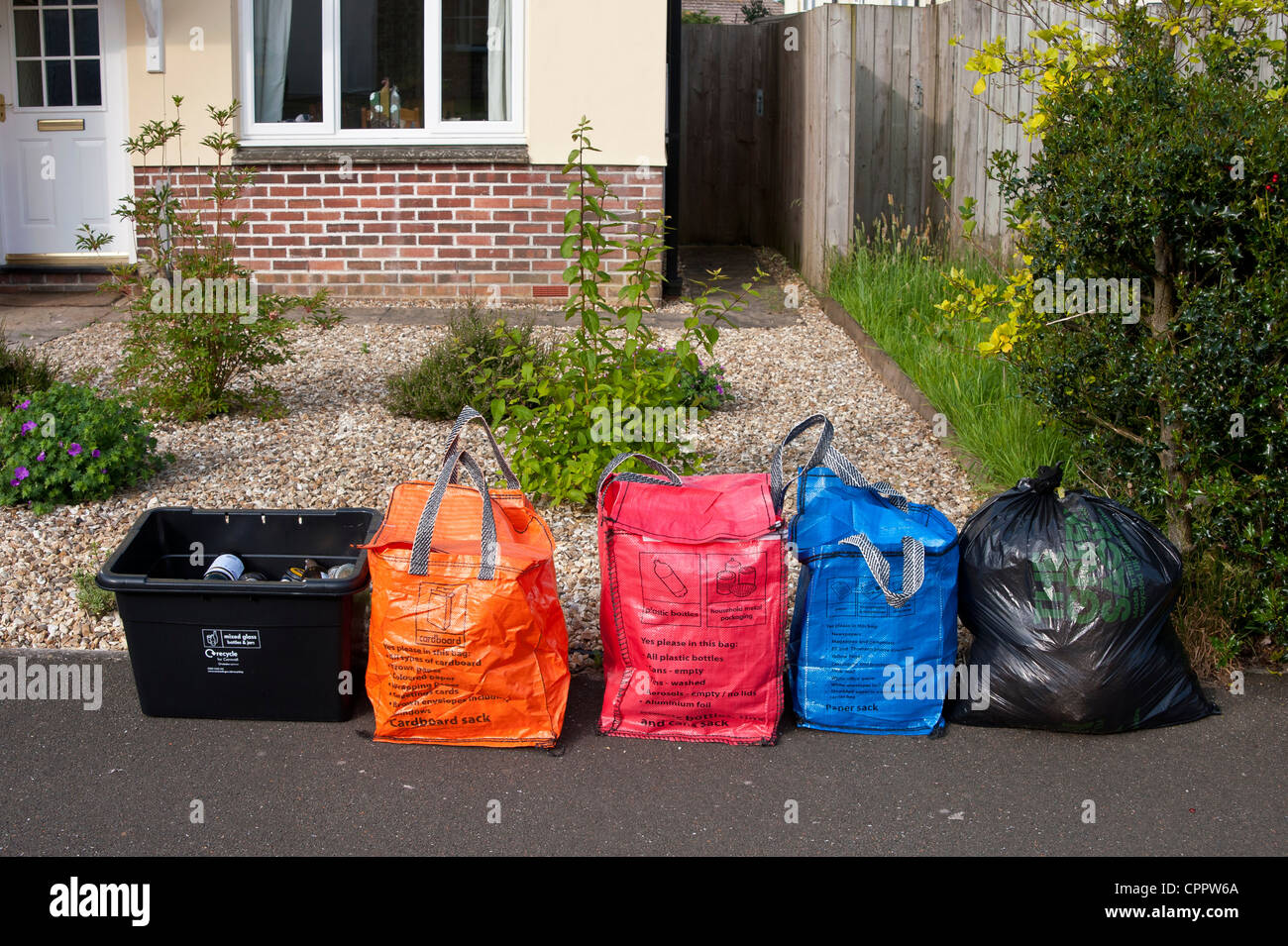 Le recyclage des déchets ménagers et collecte en attente par Cornwall Council, entrepreneurs triés dans des sacs de couleur. Banque D'Images