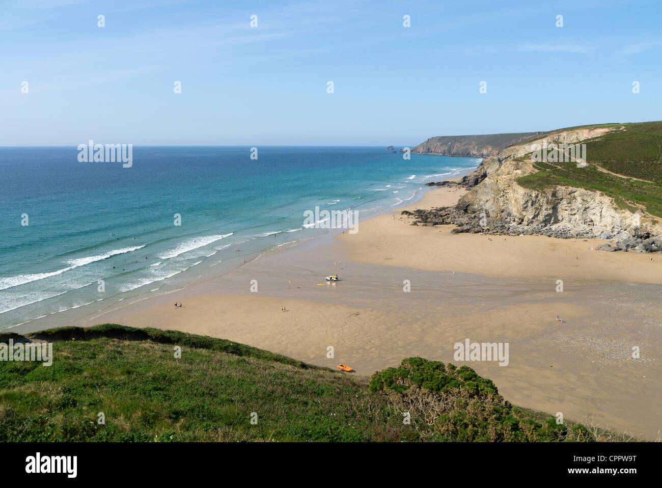 Haut sur les falaises au-dessus de Porthtowan beach à Cornwall UK. Banque D'Images