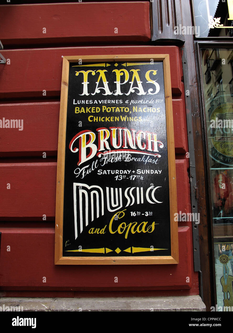 Espagne Andalousie Grenade Tapas dans un bar. L'heure du déjeuner, les gens foule qui s'amassait en bar ou restaurant bar à tapas et boire de la bière ont Banque D'Images