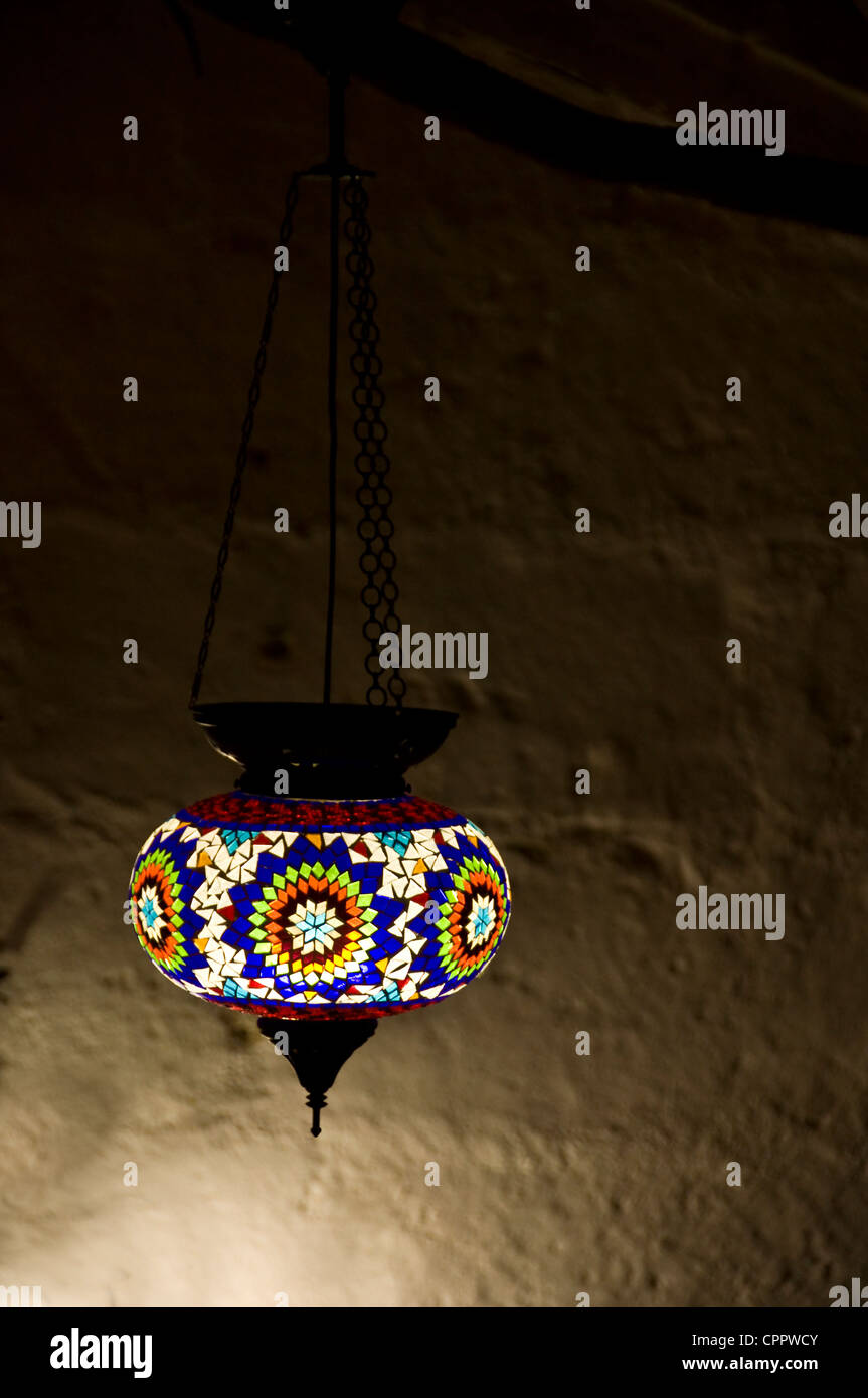 Lampe en verre de couleur turque pendant du plafond - Cappadoce, Turquie Banque D'Images Lampe en verre de couleur turque pendant du plafond - Cappadoce, Turquie Banque D'Images