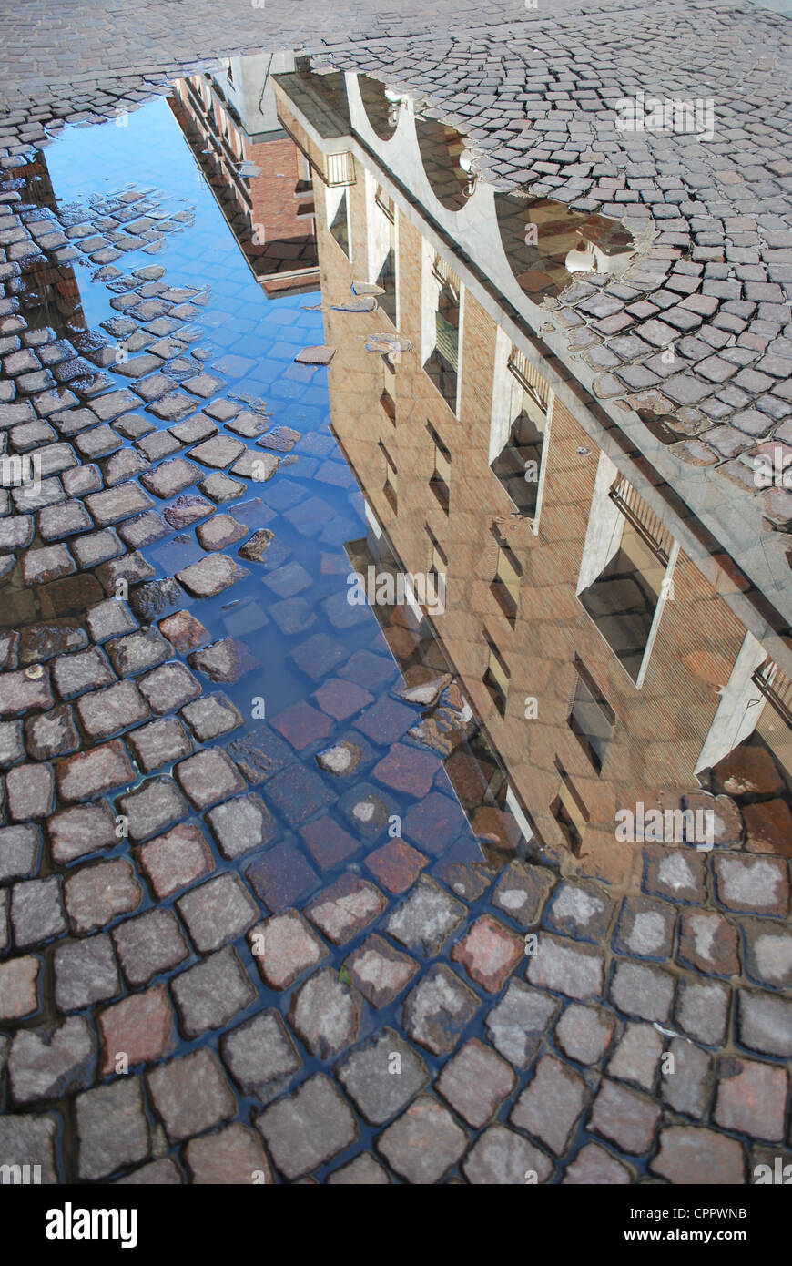 Anciens palais se reflétant dans une flaque d'eau au centre ville, Novare, Piémont, Italie Banque D'Images