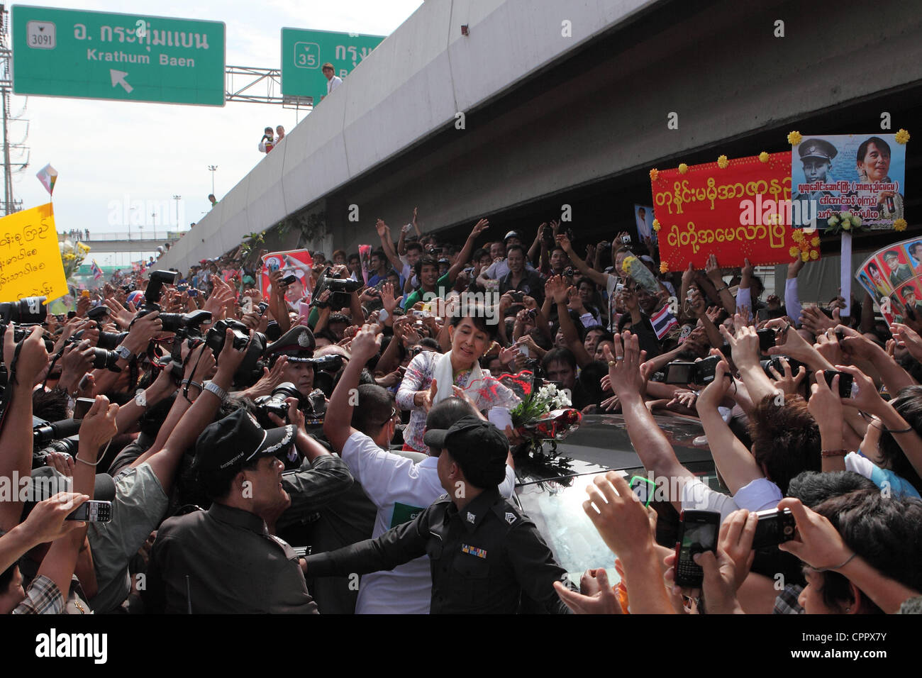 La province de Samut Sakhon, Thaïlande. 30 mai 2012. L'icône de la démocratie Aung San Suu Kyi est accueilli par des milliers de travailleurs migrants du Myanmar dans la province de Samut Sakhon. Suu Kyi a entrepris son premier voyage outre-mer après des décennies passées comme prisonnier politique dans son pays le Myanmar Banque D'Images