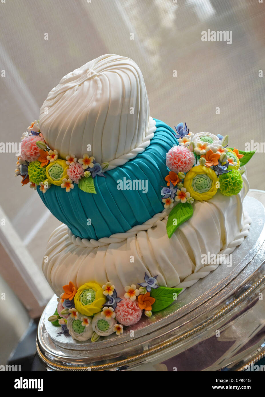 Gâteau de mariage fondant coloré sur l'affichage Banque D'Images