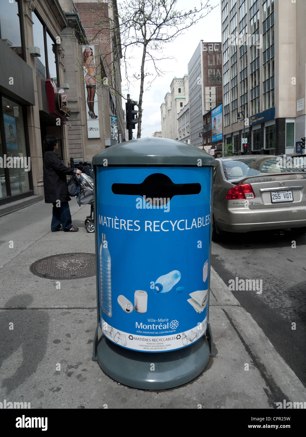Bac de recyclage sur une rue de Montréal dans le centre-ville de Québec, Canada Kathy DEWITT Banque D'Images