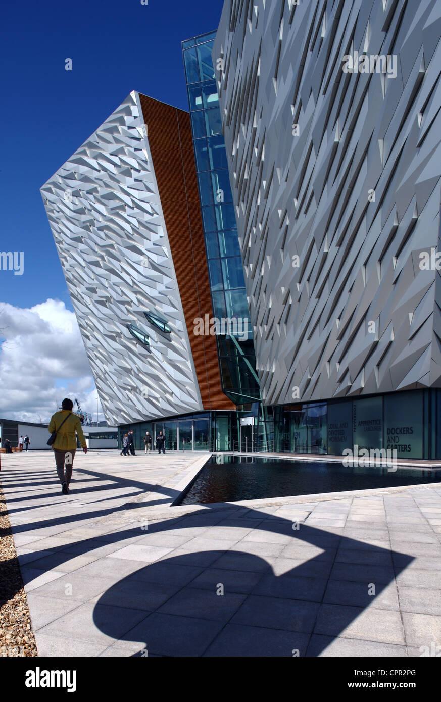 Les visiteurs qui entrent dans Titanic Belfast Projet Signature Banque D'Images