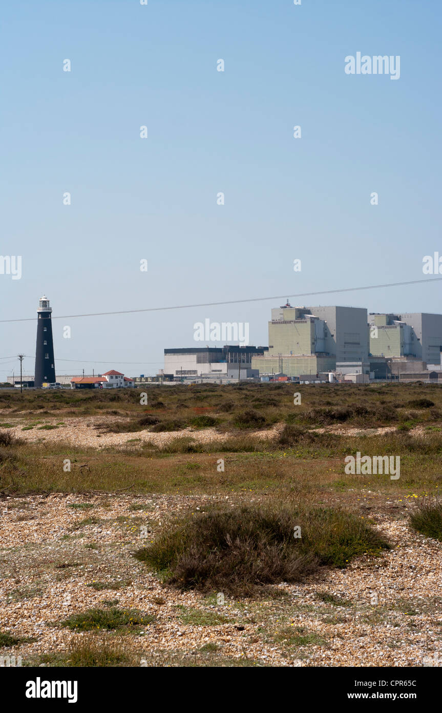 Centrale nucléaire de Dungeness Kent Uk vu à travers la brume de chaleur de l'été Banque D'Images