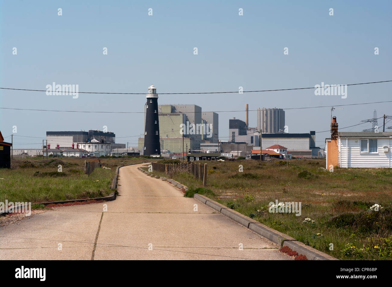 Centrale nucléaire de Dungeness Kent Uk avec le vieux phare à l'avant-plan Vue à travers la brume de chaleur de l'été Banque D'Images