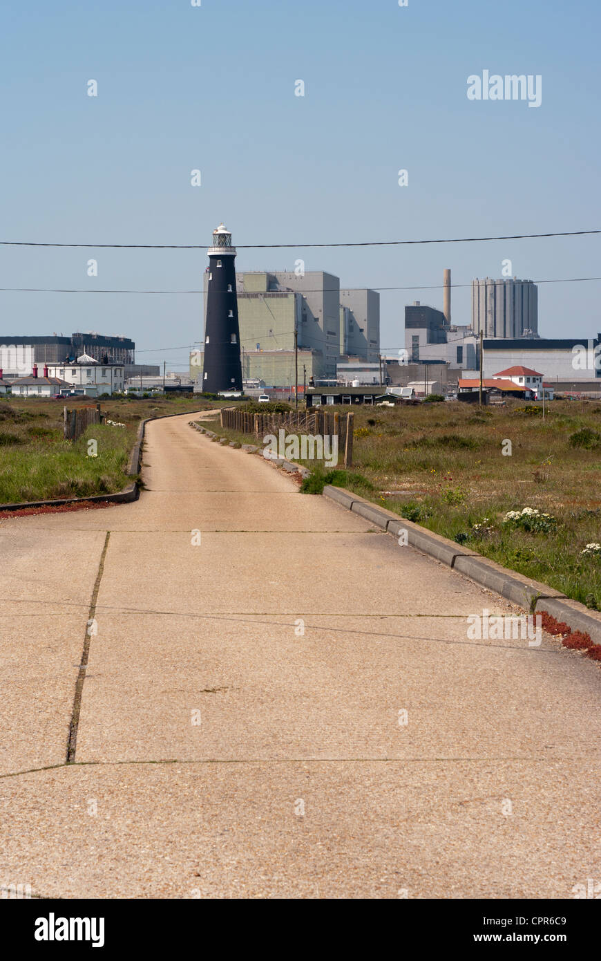 Centrale nucléaire de Dungeness Kent Uk avec le vieux phare à l'avant-plan Vue à travers la brume de chaleur de l'été Banque D'Images
