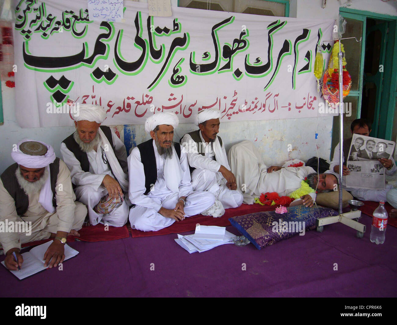 Tous les président Teacher's Association Fazal Muhammad ainsi que d'autres membres et les enseignants continuent leur grève pour la cinquième journée de mercredi. Le Président Muhammad Hanif JUI Chaman aussi discuter au sujet de la grève avec lui dans Chaman 30 Mai 2012 Banque D'Images