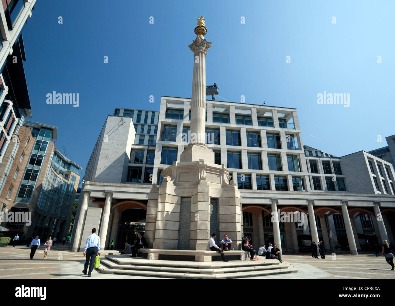 Paternoster Square, City of London avec colonne Paternoster en premier plan et la Bourse de Londres en arrière-plan Banque D'Images