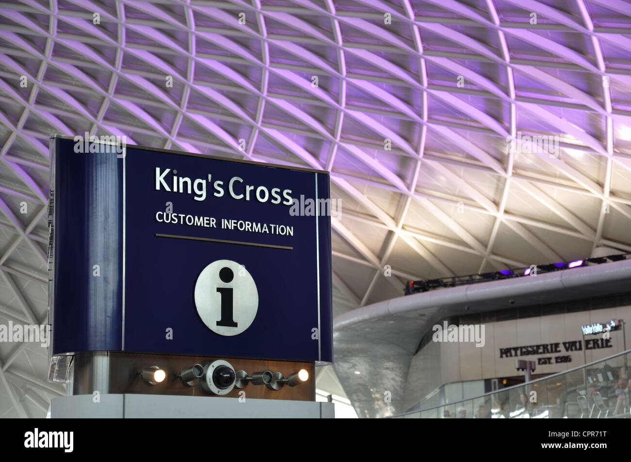 Point Information à la gare de Kings Cross, London,UK Banque D'Images