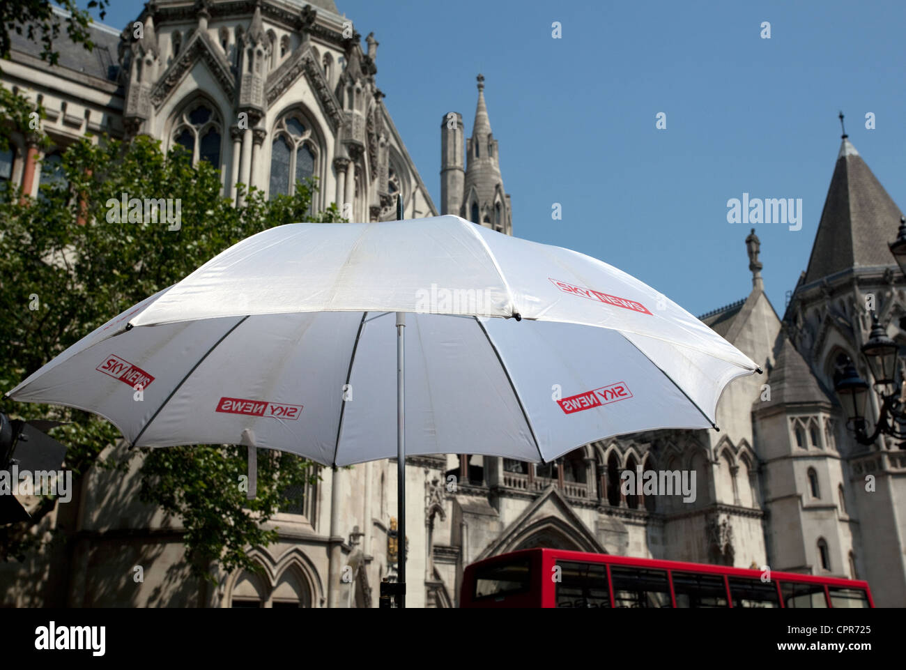 La chaîne de télévision Sky News l'extérieur parapluie Royal Courts of Justice, Londres comme Tony Blair apparaît en enquête Leveson Banque D'Images