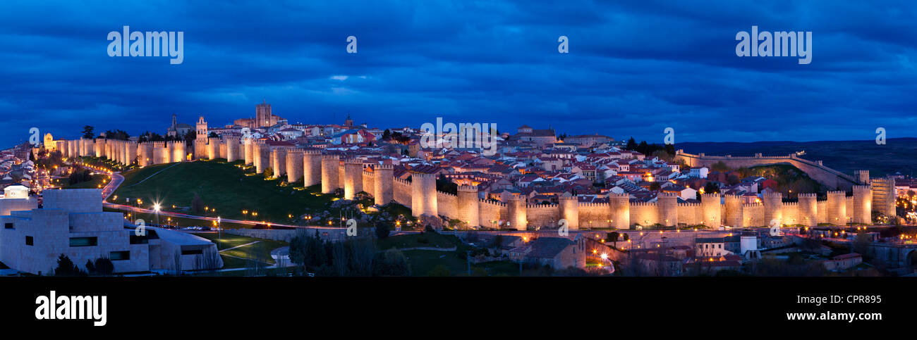 Vue Aérienne Vue panoramique de la ville illuminée, forteresse du mur et des tours Tours d'Avila, Espagne, Castille-León Banque D'Images