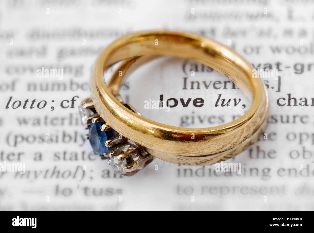 Anneau De Mariage Et De L Eternite Ou Bague De Fiancailles Sur Le Dessus De L Amour Paroles Montrant Concept D Amour La Saint Valentin Et Le Mariage Photo Stock Alamy Anneau De Mariage Et De L Eternite Ou Bague De Fiancailles Sur Le Dessus De L Amour Paroles Montrant Concept D Amour La Saint Valentin Et Le Mariage Photo Stock Alamy