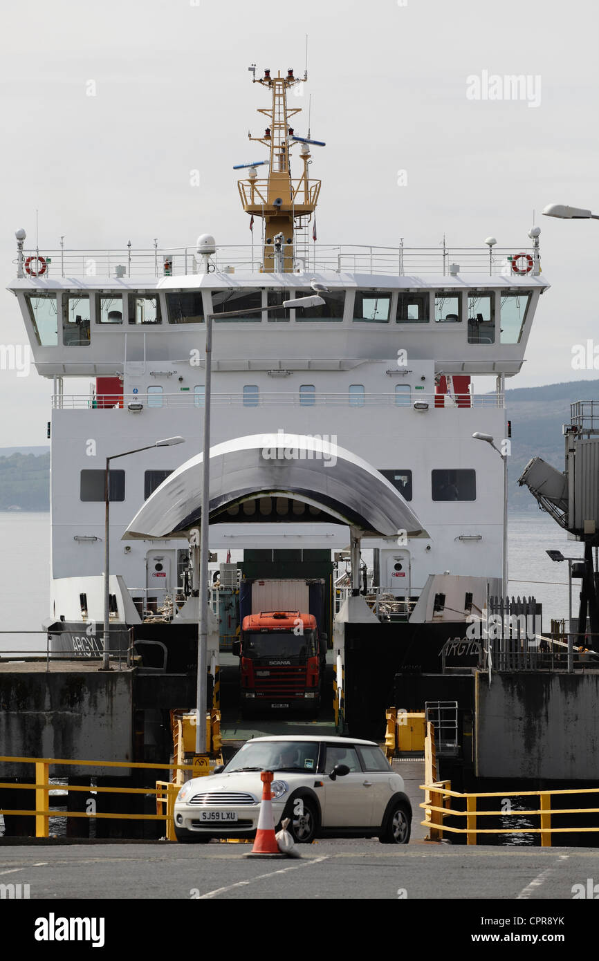 CalMac embarque MV Argyle au terminal de ferry de Wemyss Bay sur le Firth de Clyde, Inverclyde, Écosse, Royaume-Uni après avoir naviguant de Rothesay sur l'île de Bute Banque D'Images