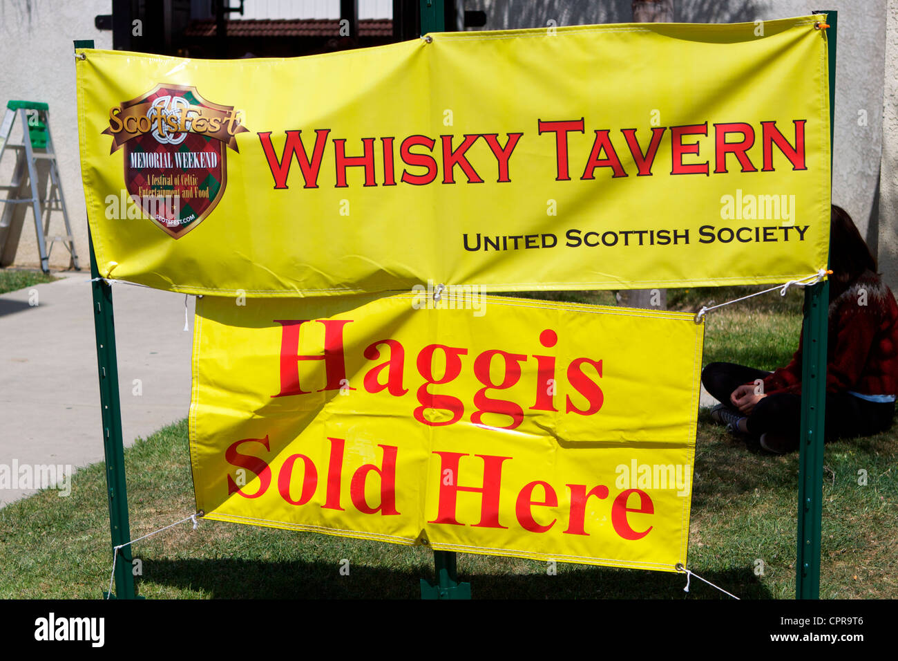 Un signe pour le Whisky w tavern et haggis écossais lors d'un festival à Orange County Fairgrounds Costa Mesa, Californie. Banque D'Images
