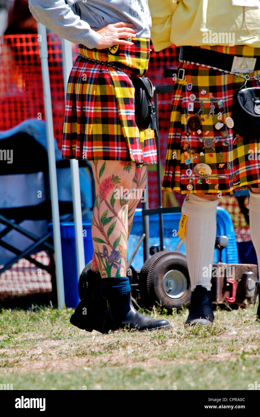 L'homme et la femme en rouge et jaune les kilts au Scottish Festival Orange  County Fairgrounds, Costa Mesa, Californie Photo Stock - Alamy