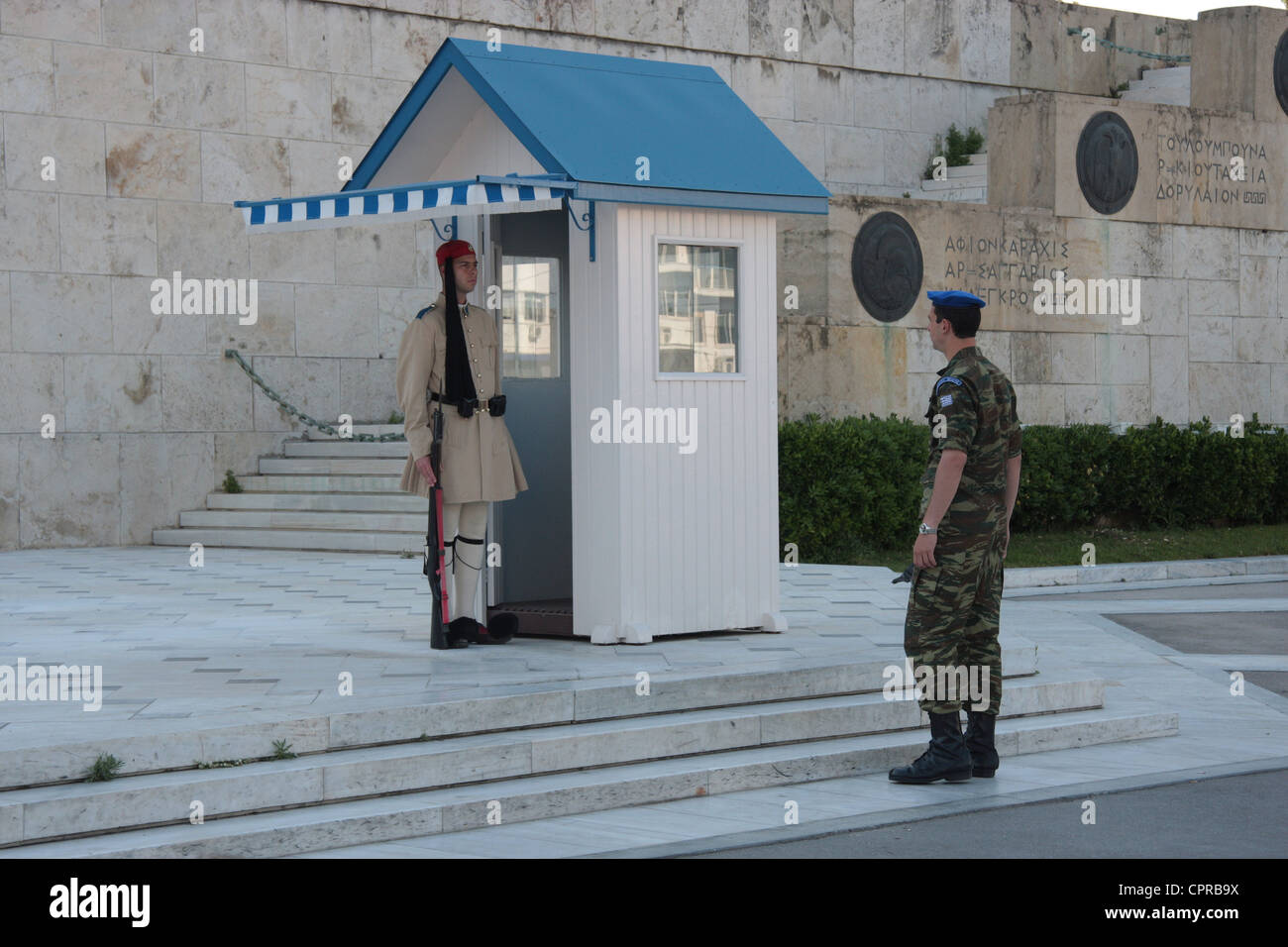 Changement de la garde au Palais du Parlement à Athènes : uniforme traditionnel contre l'uniforme de l'armée régulière Banque D'Images