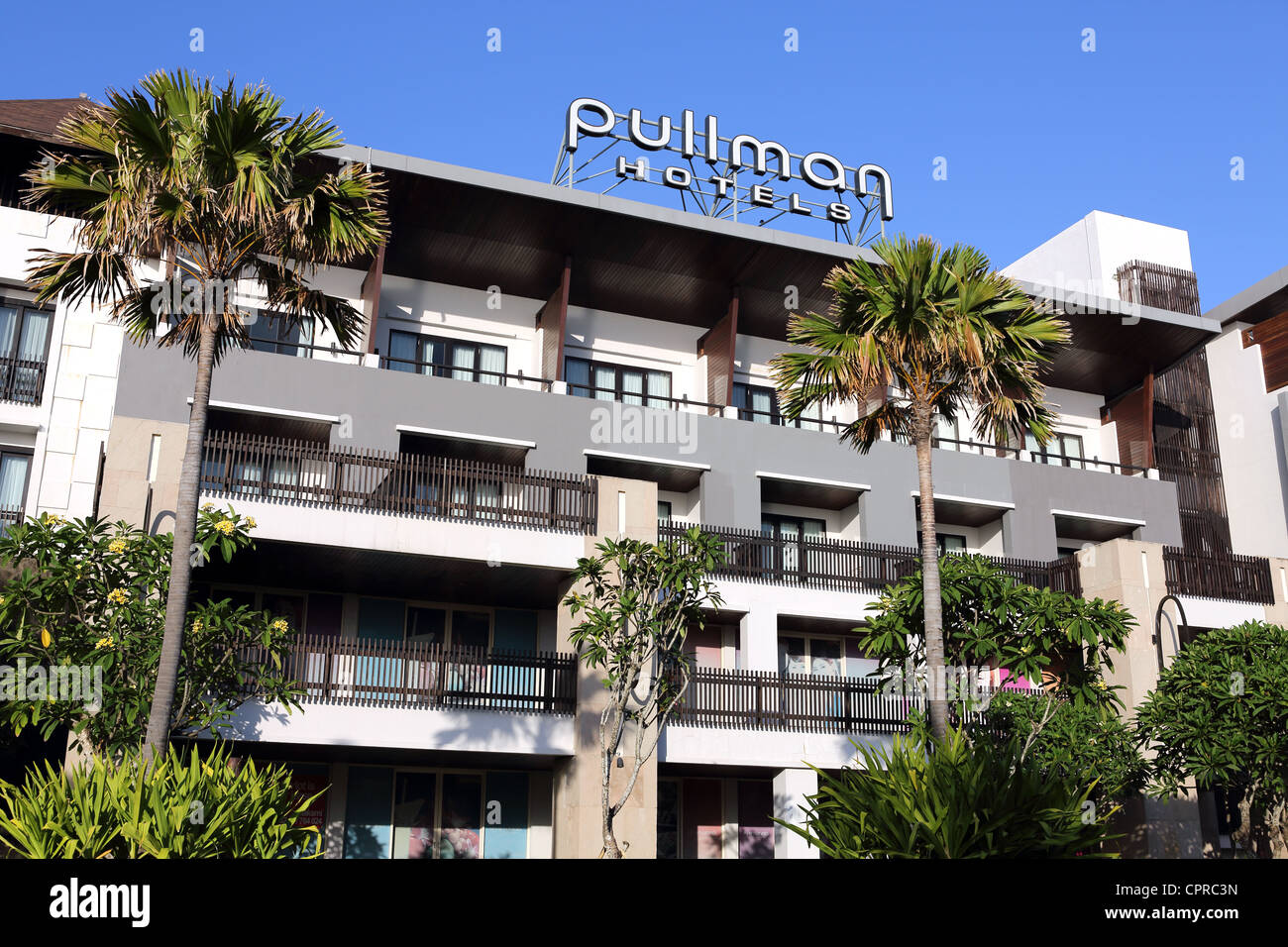 La façade extérieure de l'hôtel Pullman sur la plage de Kuta, Bali Photo  Stock - Alamy