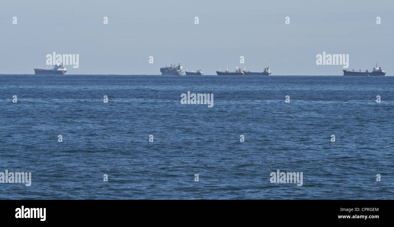 Une ligne de transport maritime des navires à l'horizon de mer Banque D'Images