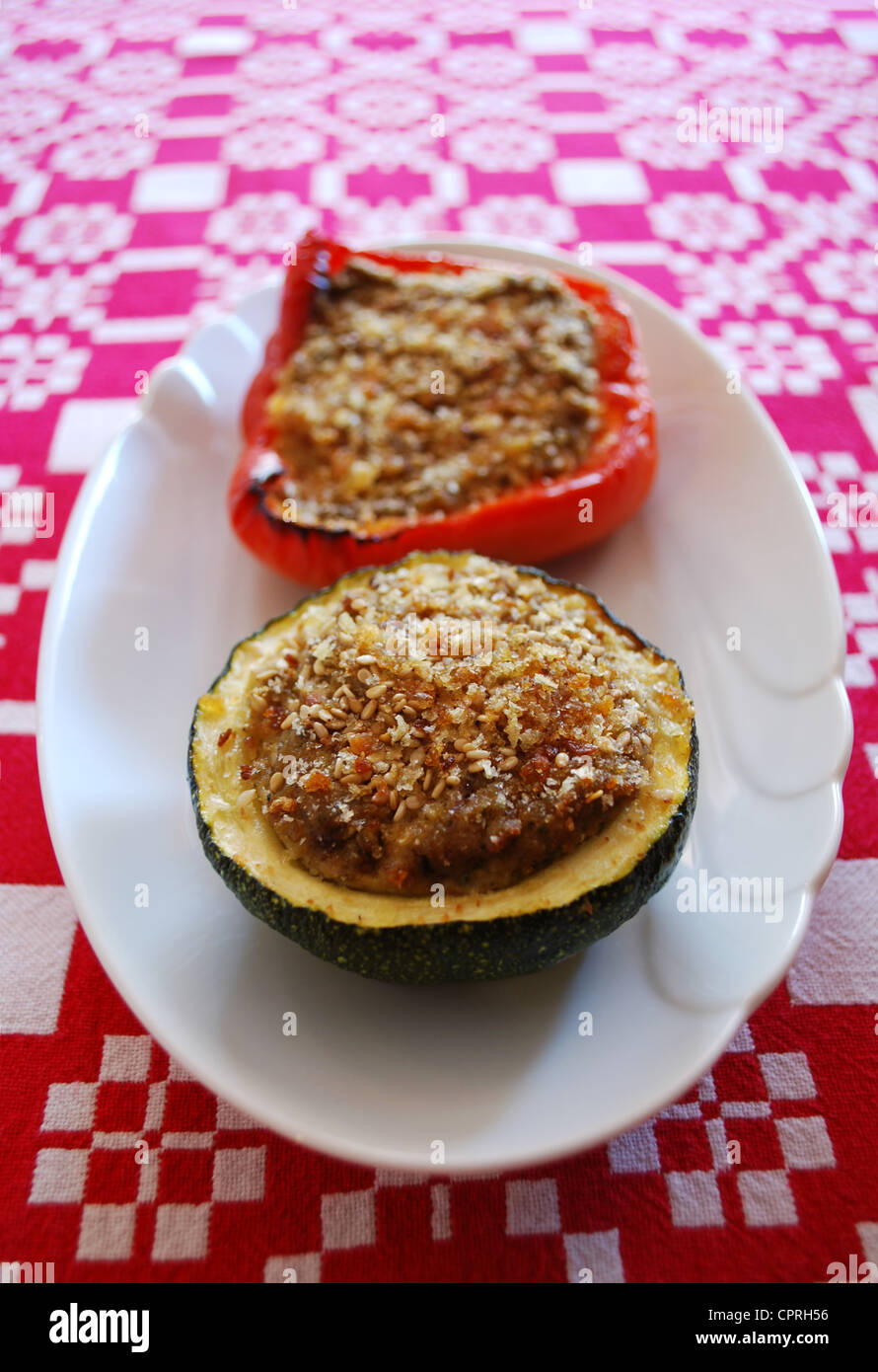 Courgettes et poivrons farcis cuits au four rempli de tofu aux herbes hachées Banque D'Images