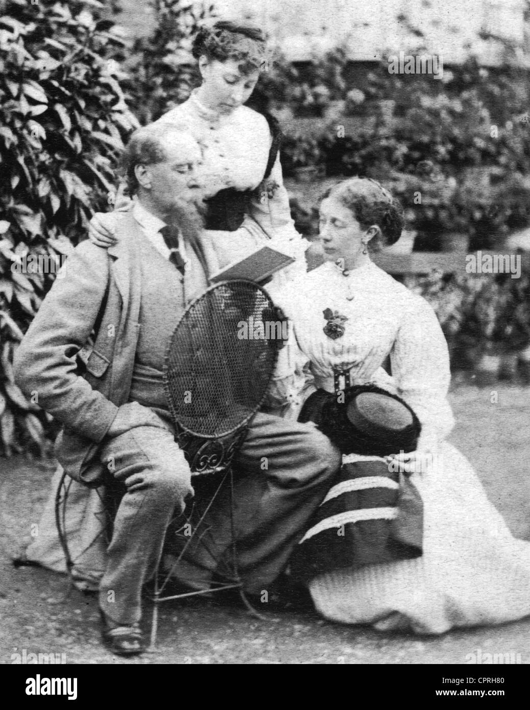 CHARLES DICKENS (1812-1870) écrivain anglais avec filles Katie (haut) et Marie à Gads Hill Place en 1865 Banque D'Images