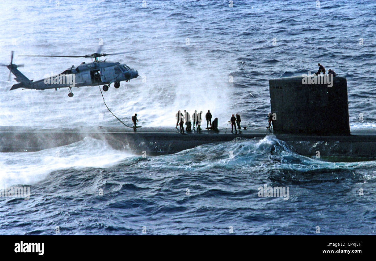 US Navy SEALs mener un exercice de corde de la porte de soute d'un hélicoptère Seahawk sur le pont d'un sous-marin. Banque D'Images