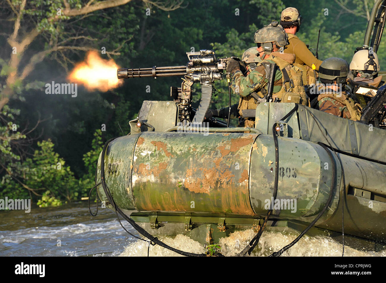 Un joint de l'US Navy déclenche un système de canon GAU-17A à la proue d'un bateau de patrouille fluviale durant un exercice d'entraînement, le 8 mai 2012 dans Knox, KY. Banque D'Images
