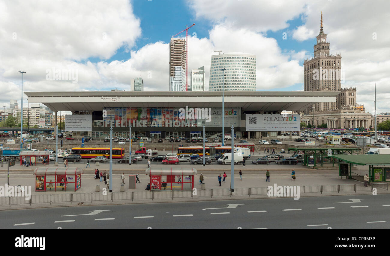 La gare centrale de Varsovie avec Euro 2012 slogan "se sentir comme à la maison' promouvoir le tournoi en Pologne Banque D'Images