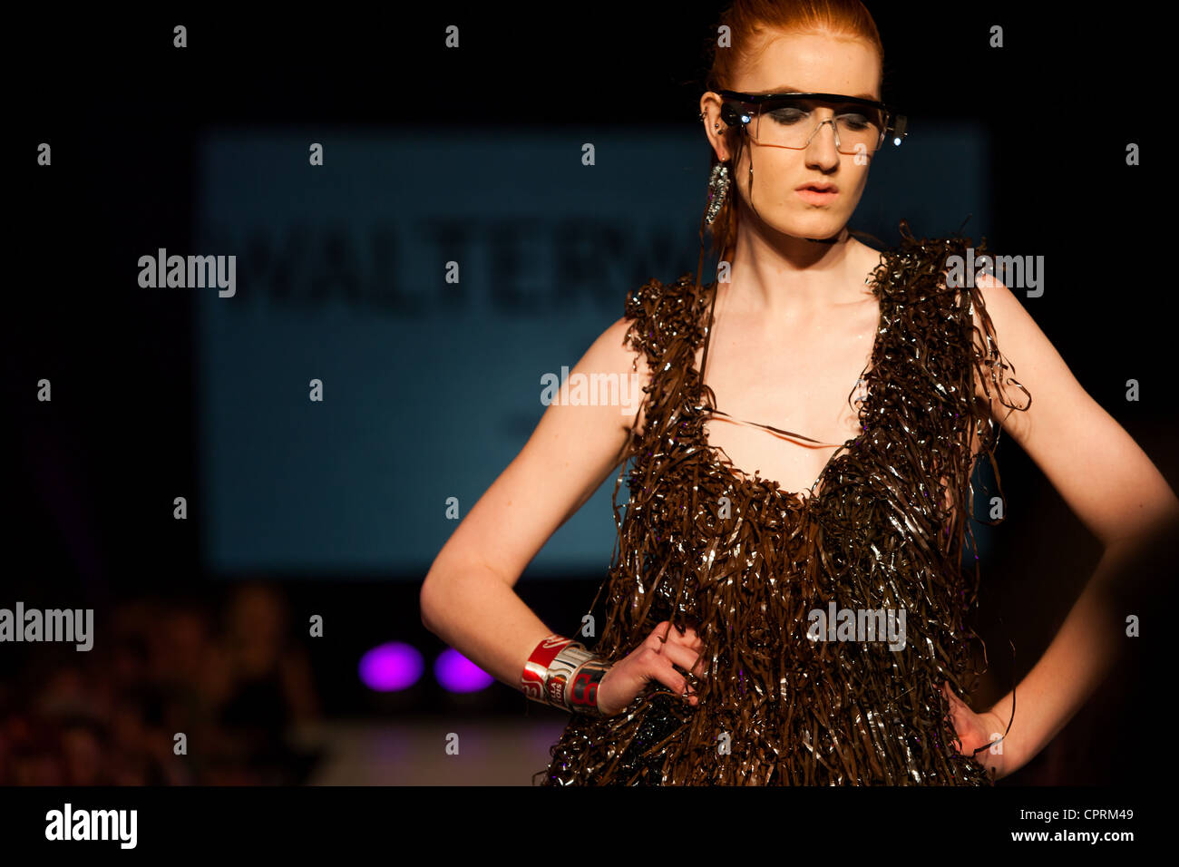 Modèle de mode sur la piste dans le cadre de la robes de Brighton, Brighton Show Fashion Week. Designer : Benne à couture. 30 mai 2012. Banque D'Images