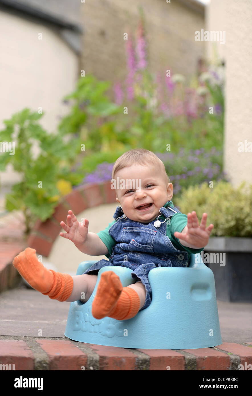 Un Bebe De Huit Mois Assis Dans Un Siege Bebe Mousse Uk Photo Stock Alamy Un Bebe De Huit Mois Assis Dans Un Siege Bebe Mousse Uk Photo Stock Alamy