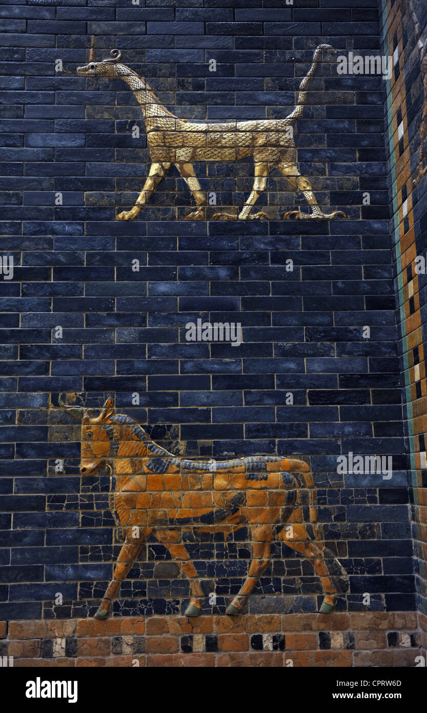 L'art mésopotamien Neo-Babylonian. Ishtar Gate, un dragon et un aurochs.. Musée de Pergame. Berlin. L'Allemagne. Banque D'Images