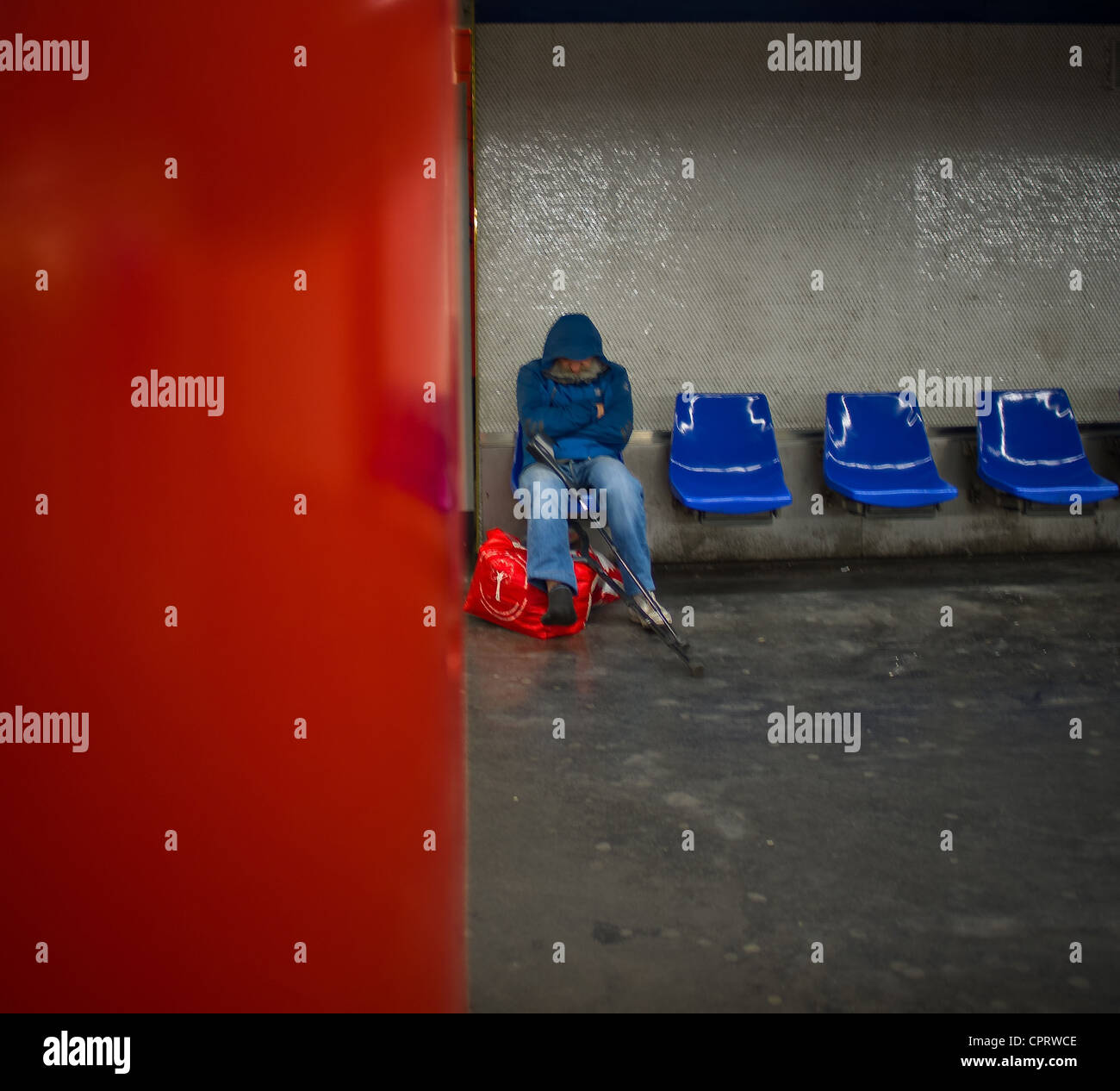 Les sans-abri de la Métro et RER (train de banlieue de vitesse. Bleu, Blanc, Rouge, vieil homme vivant dans la station de RER Auber Banque D'Images