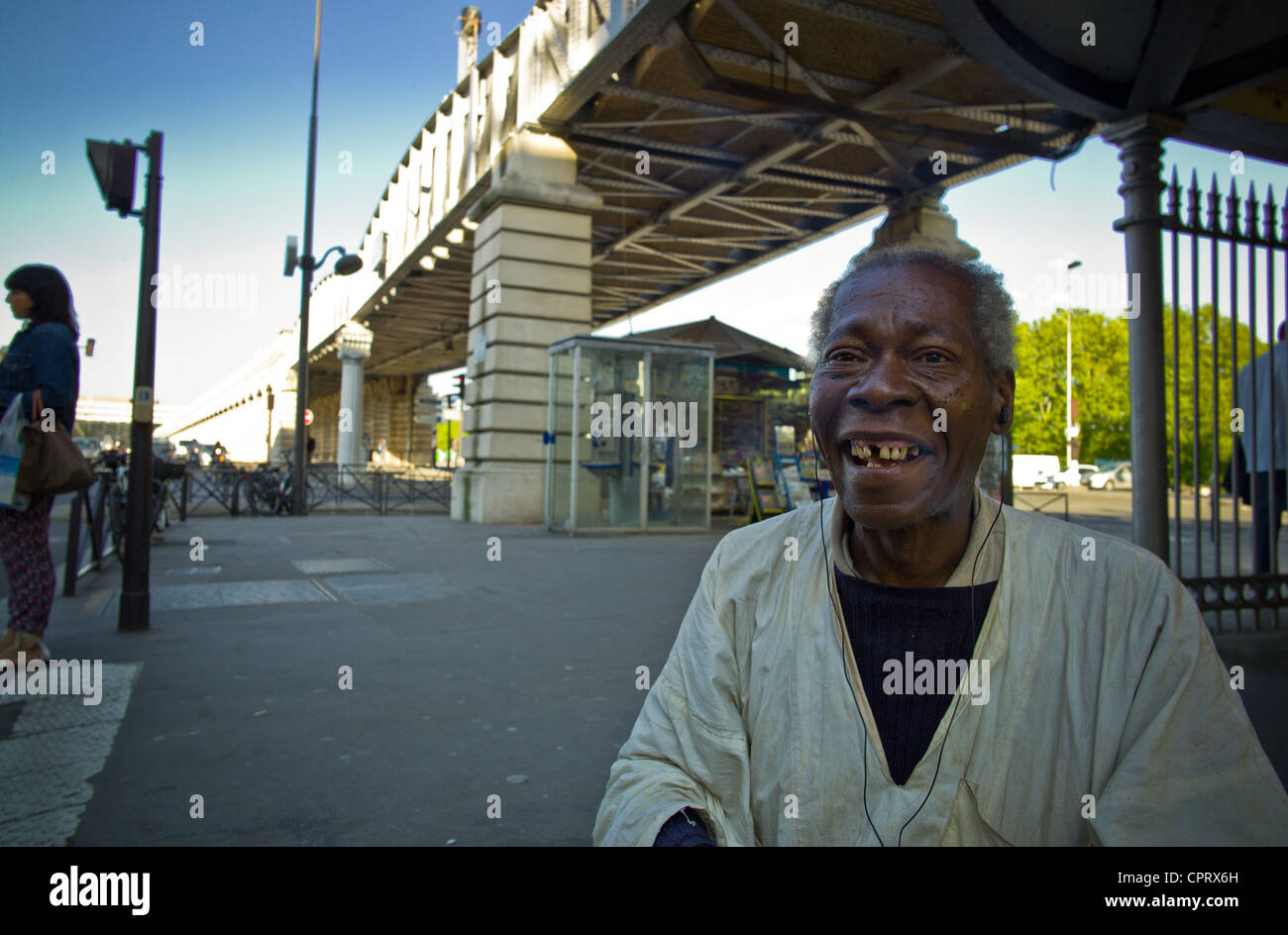 L'enfer en France . Les sans-abri des monuments, le vieux Frank le pont de Bercy qui vit sur le trottoir "Quai de la Gare" Banque D'Images