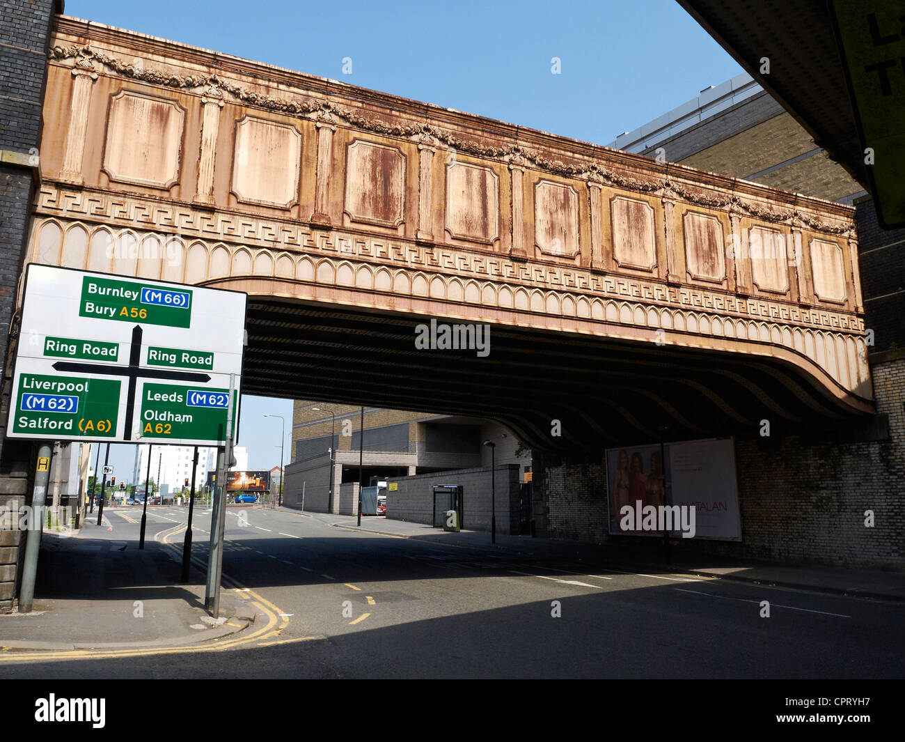 L'ancien pont ferroviaire sur Grand Ducie Street à Manchester, UK Banque D'Images