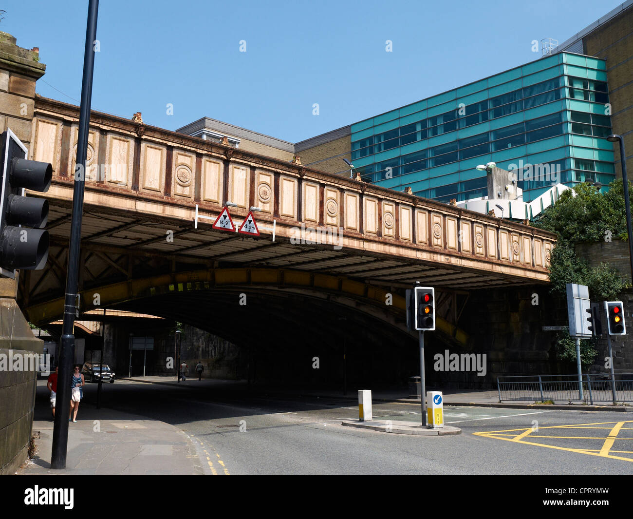 L'ancien pont ferroviaire sur Grand Ducie Street à Manchester, UK Banque D'Images