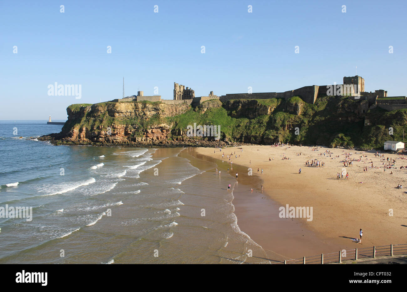 Tyneside, Angleterre du Nord-Est, Royaume-Uni 25 Mai 2012 - La plage de Tynemouth, vue sur la pointe de la batterie vers l'espagnol et Prieuré. Banque D'Images