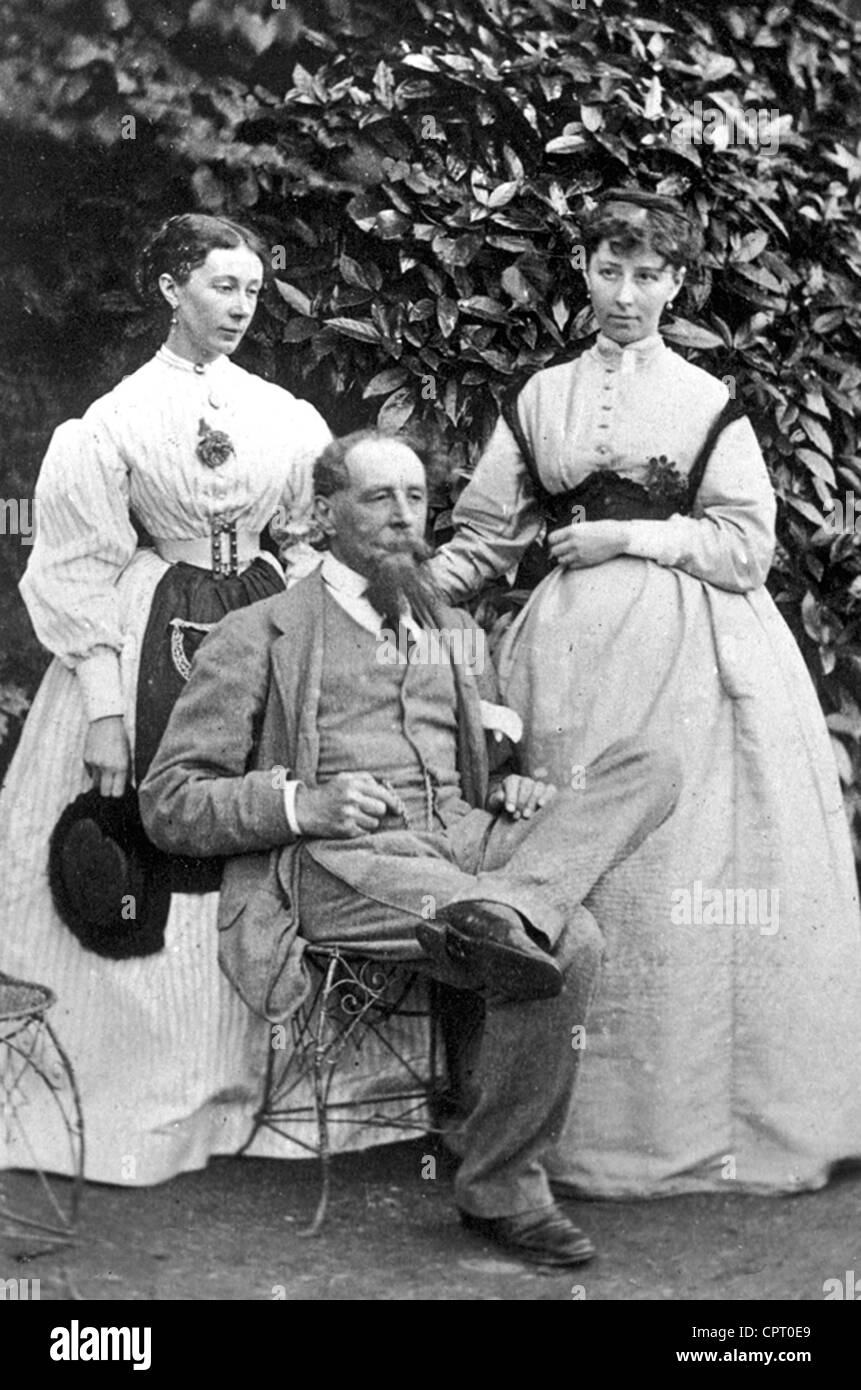 CHARLES DICKENS (1812-1870) écrivain anglais avec filles Marie à gauche et Katie à Gads Hill Place en 1865 Banque D'Images
