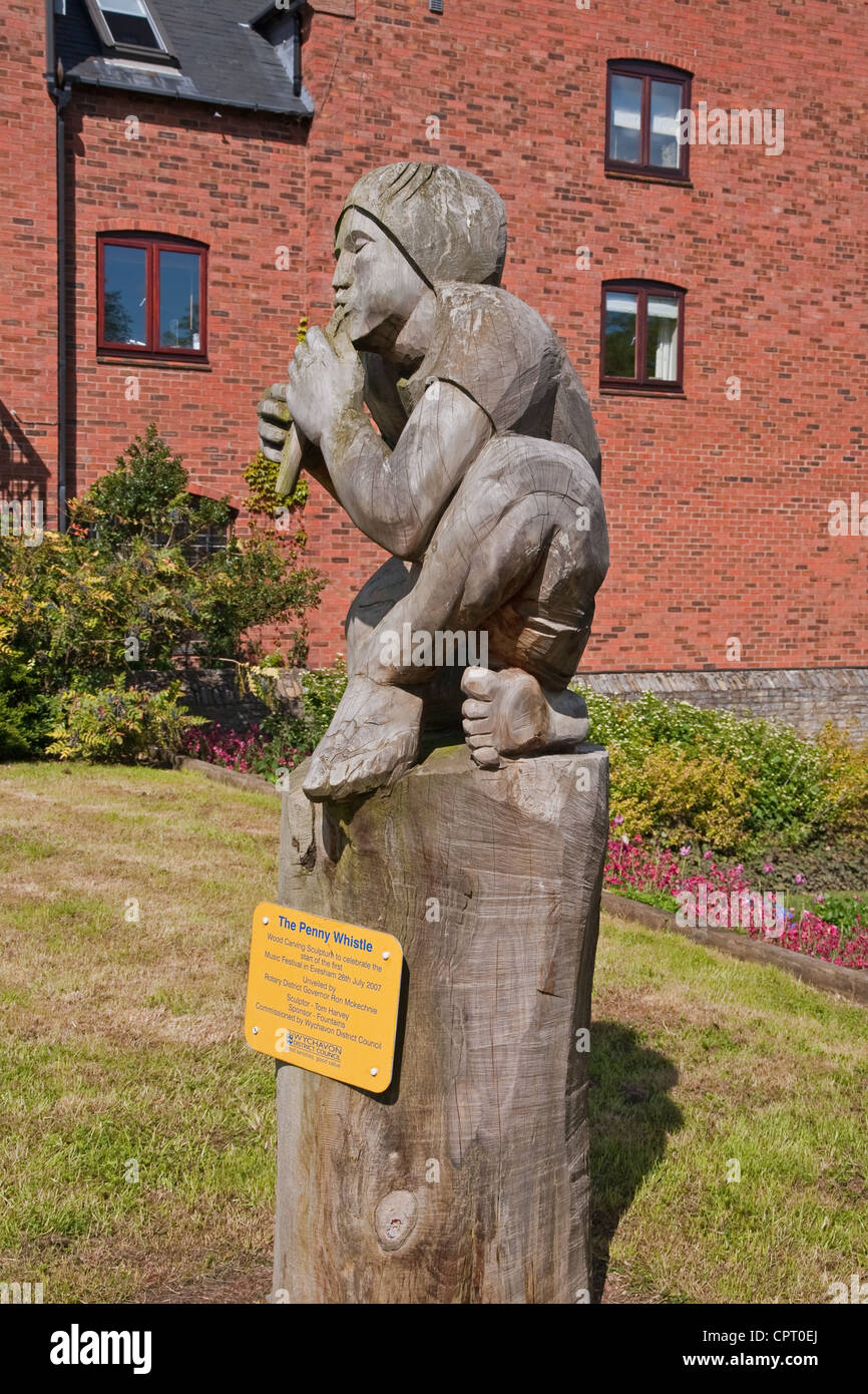 'Le Penny Whistle', une sculpture sur bois sculpture par Tom Harvey sur l'affichage à Abbey Park, Evesham Banque D'Images