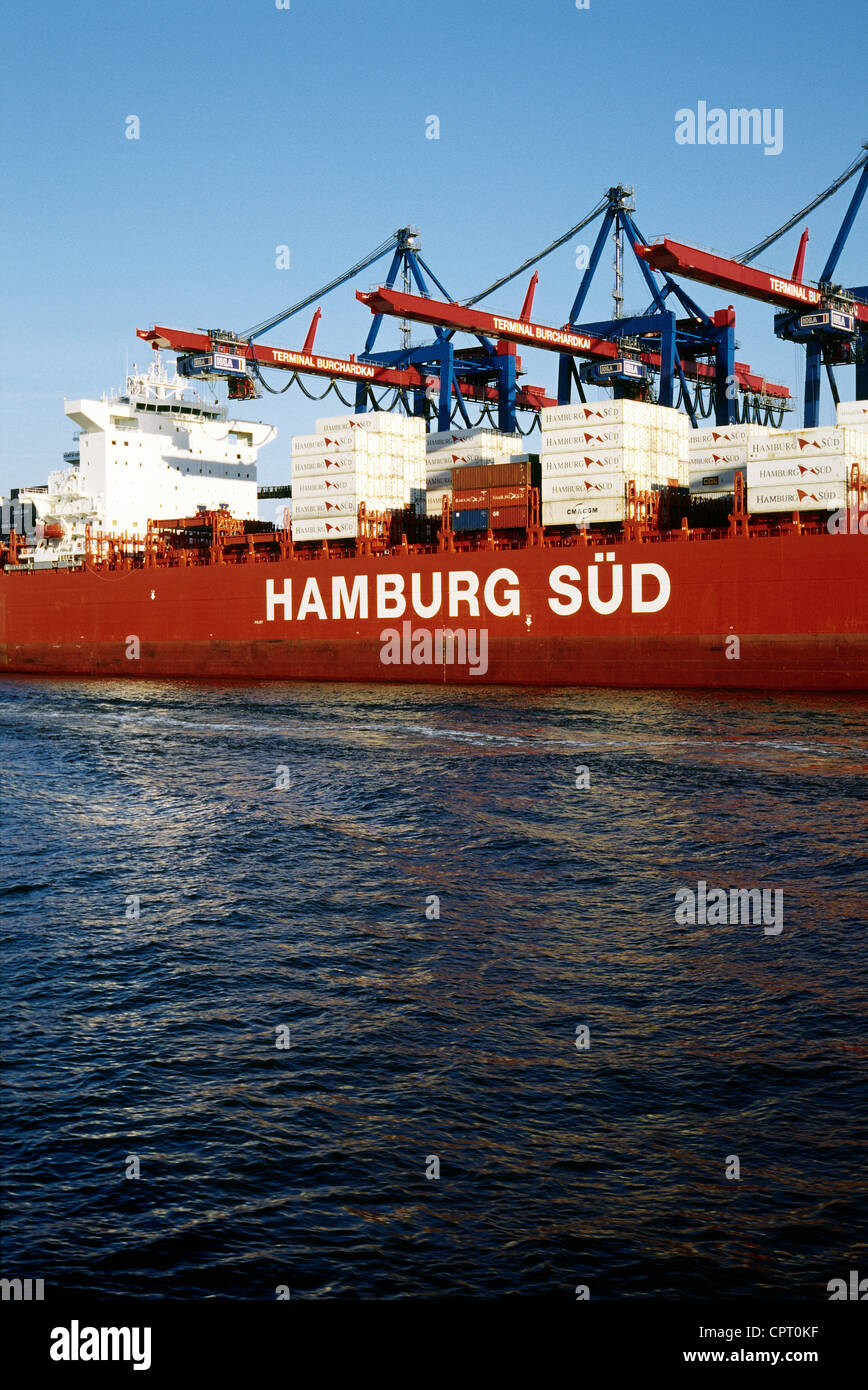 Conteneurs Hamburg-Süd Santa Cruz d'être déchargé à Burchardkai dans le port allemand de Hambourg. Banque D'Images