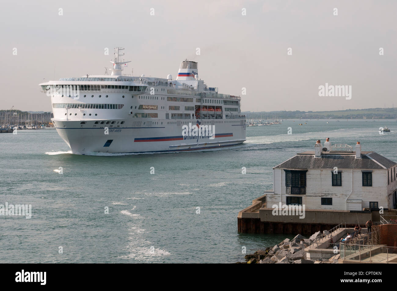 Navire de Brittany Ferries Portsmouth Harbour au départ Pont Aven le sud de l'Angleterre, Royaume-Uni Banque D'Images