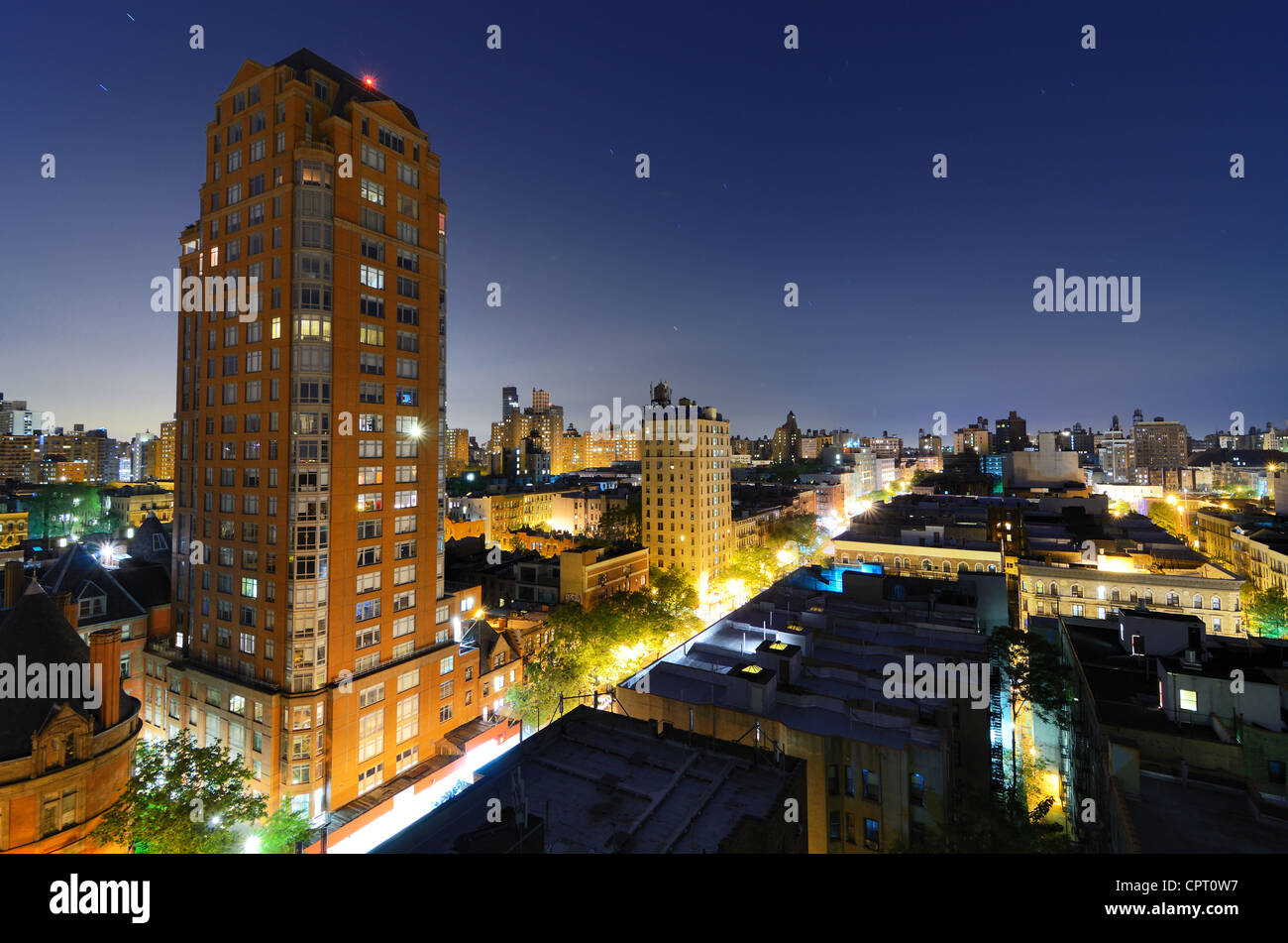 Des toits de bâtiments résidentiels à l'Upper West Side de Manhattan de nuit Banque D'Images