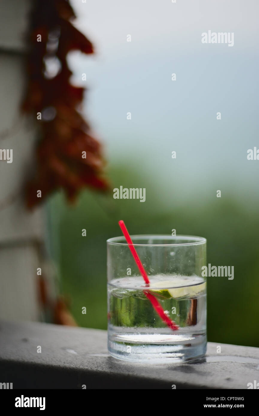 Verre à moitié plein sur le pont rambarde Banque D'Images