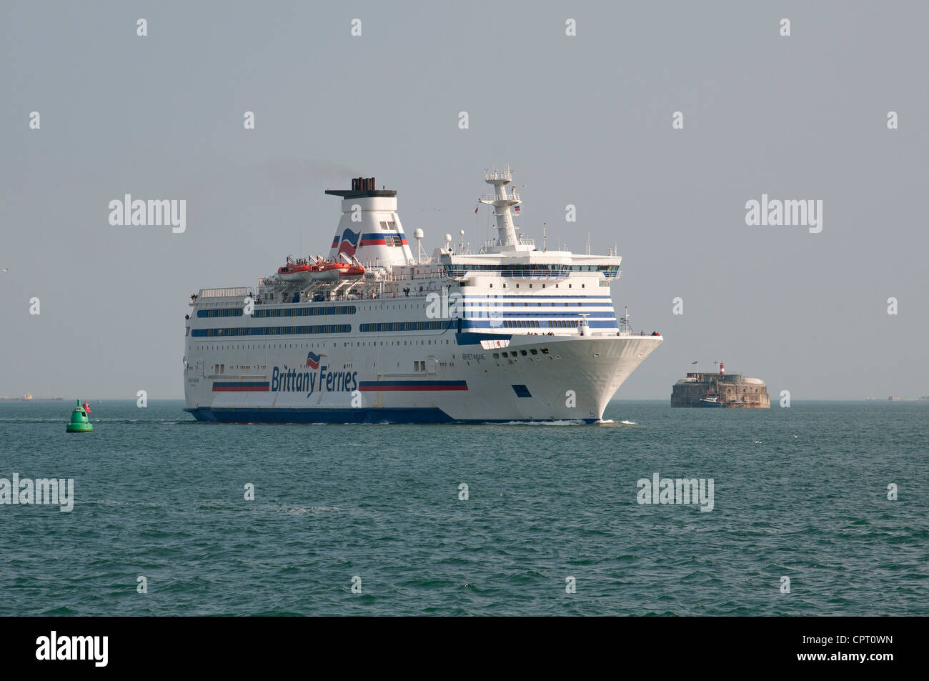 Brittan Ferries bateau Bretagne sur le Solent en rapprochement de Portsmouth Royaume-uni Spitbank fort passage Banque D'Images