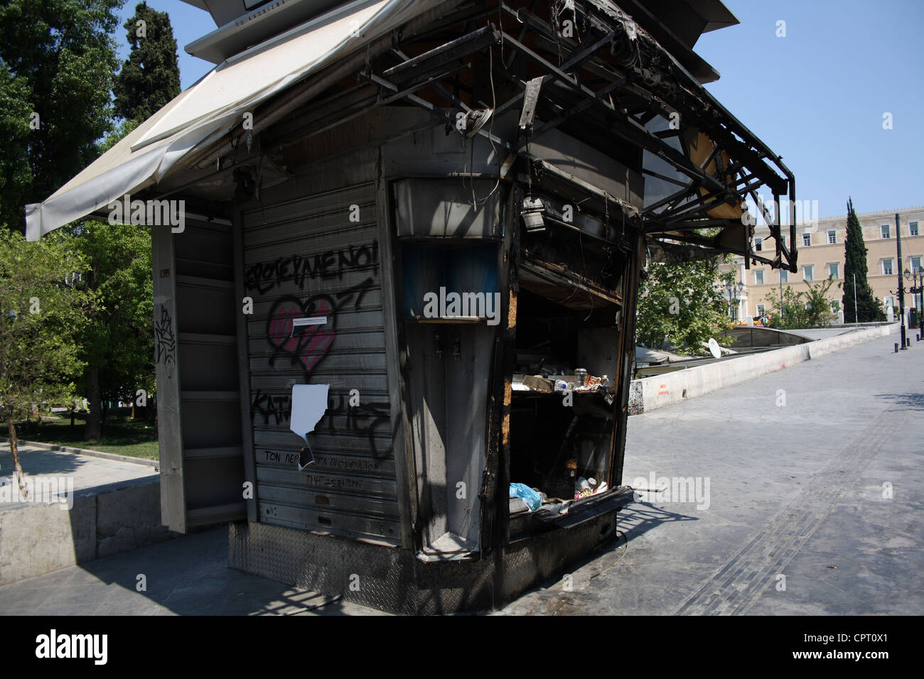 Un kiosque endommagées dans les manifestations grecques dans la place Syntagma. Banque D'Images