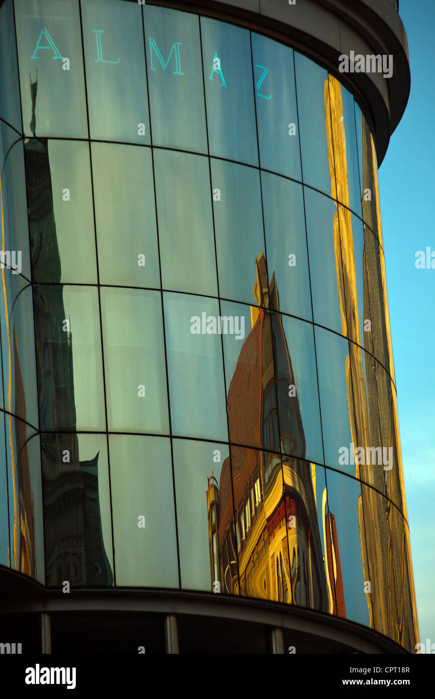 Reflet de la cathédrale Saint-Étienne dans la fenêtre de la maison Haas à Vienne Banque D'Images