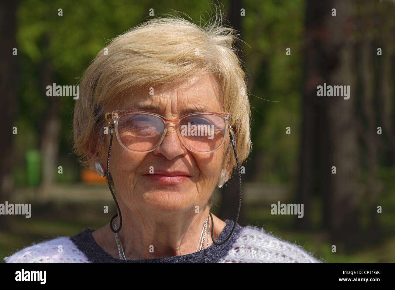 Outdoor portrait of a senior woman with glasses. Banque D'Images